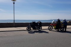 Hier gibt es tatsächlich einen Strand (im Hintergrund) / they have a beach,  certainly (In the background)