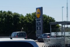 Mittags bei einem bekannten deutschen Lebensmittel-Discounter, immer noch in Dänemark.Lunch at a well known german food discounter, but still in Denmark.