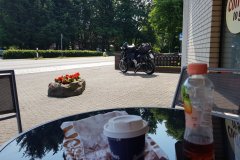 Was Kaltes, was zum Wachhalten und was zu Essen, bei gefühlten 30 Grad.Something cold, something that keeps me awake and something to eat, at probably 30 degrees.