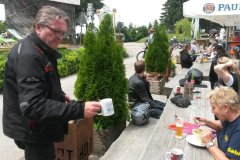 Den älteren Herrn links mit dem grauen Haar haben die beiden an der Straße aufgegabelt und spontan eingeladen. /Rolf and Gaby found the elder guy with the gray hair at the road. They invited him spontaneously ...