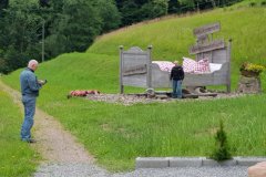 Das Paar beim Bettenkauf unterwegs. Msn denkt großzügig! /
The couple searching for a new bed and thinking big !