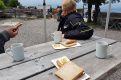 Auf dem Weg, Würstchen statt Kuchen am Kndel. /
On the way, wieners instead of cake at the Kandel summit.
