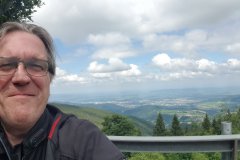 Ich sitze mit dem R%ücken zur Aussicht. Nur ein Selfie hilft. /
The view is in my back, but a selfie helps....