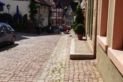 Aber heiß ist es. /
But it's hot.