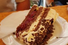 Dagegen hilft Nachmittags ein Stück Torte. Sagt Rolf! /
A piece of cake helps in the afternoon, says Rolf!