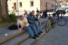 Hier gibt es nicht nur einen coffee to go, sondern auch ein leckeres Brot für die Vesper am Abend. /
We find a coffee to go and a loaf of bread for dinner.