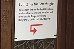 Eingang für Lobbyisten, Bürger müssen sich anmelden!
Entrance for lobbyistrs, citizens have to register!