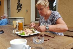 Und am Ende gibt es noch einen Wurstsalat. /
And at the end there is still a sausage salad.