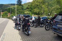 Hier sind die Motorräder älter als die Fahrer. /
The bikes are older than the drivers.