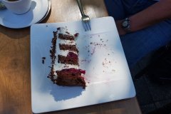 Das letzte Stück Schwarzwälderkirschtorte, 2/3 davon. /
The last piece of blackforest cherry cake, 2 thirds of it.