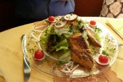 Nach meinem Kampf mit dem Speck, heute Abend ein Salat mit Puten-"Streifen". /
After my fight with the ham yesterday, today a salad with turkey "stripes".