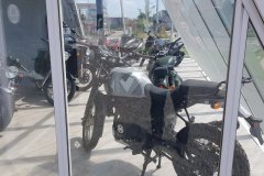Pause bei einem Motorradhändler in Belgien. Er führt Royal Enfield, Benelli und ...
Stop at a dealership in Belgien. He got Royal Enfield, Benelli and.......