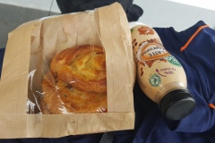 Frühstück 3 Rosinenschnecken, 1 kalter Kaffee./ Breakfast 3 raisin rolls 1 cold Coffee....