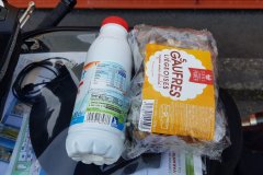 Nach 2 Stunden Fahrt, endlich ein Laden, wo ich etwas zum Frühstücken kaufen kann./After a 2 hrs Ride, at least a Shop where i can buy something for breakfast.