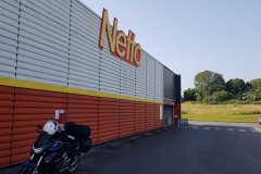 ....in einem Netto./Ist's a Netto, a well known german Brand.