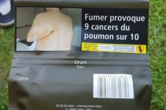 In Frankreich verzichtet man auf Branding. Jede Packung sieht gleich aus. / In France, one renounces branding. Every package looks the same.