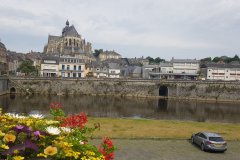 Männer, ein hübscher kleiner Ort. / Mayenne, a nice little town.