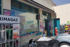 Gott sei Dank gibt es hin und wieder Läden, wie hier in Void-Vacon. / Sometimes you can find a small shop on the Road, like this one in Void-Vacon.