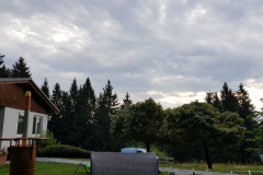 Gott sei Dank, etwas angenehmeres Wetter.
Thank god, more pleasant weather.
