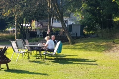 Nach dem Frühstück, Kaffee draußen.
After breakfast, coffee outside.