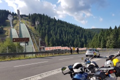 Ein kurzer Abstecher von der Route zum Schanzentisch in Oberdorf.
A short sideway from the tour to the ski jump area in Oberdorf.