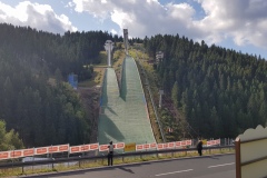 Gabi diskutiert mit Rolf die Möglichkeit eines Tandemsprungs. Rolf lehnt dankend ab./
Gabi dicusses the posibility of a tandem jump with Rolf. Rolf disagrees.